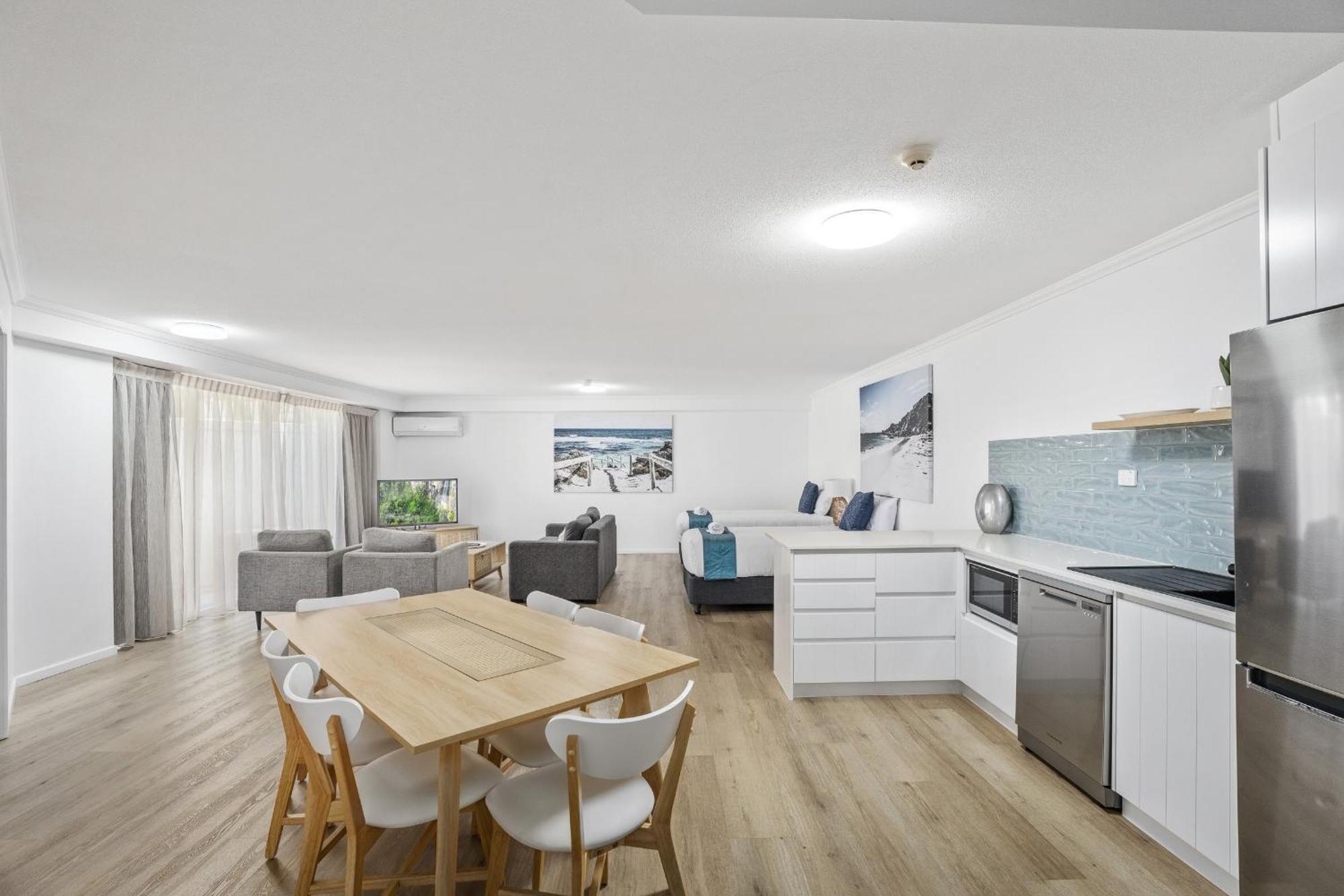 Surfers Paradise - Huge Family *